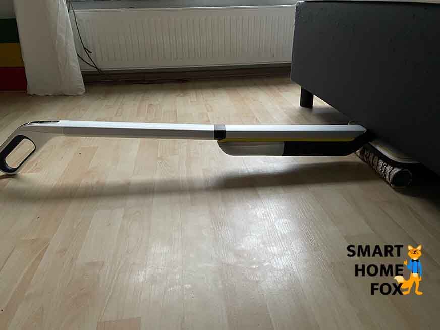 Электрошвабра Karcher FC 7 cordless Premium во время уборки под диваном. 